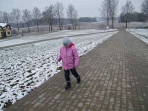 Marzenia 2014 listopad IV turnus - zmęczona w drodze na ćwiczenia z koniem, ciągle pod górkę ale daje rade!!